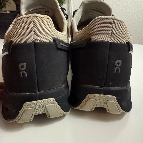 On cloudventure  Men's Cream and Black Athletic Shoes - Picture 4 of 9